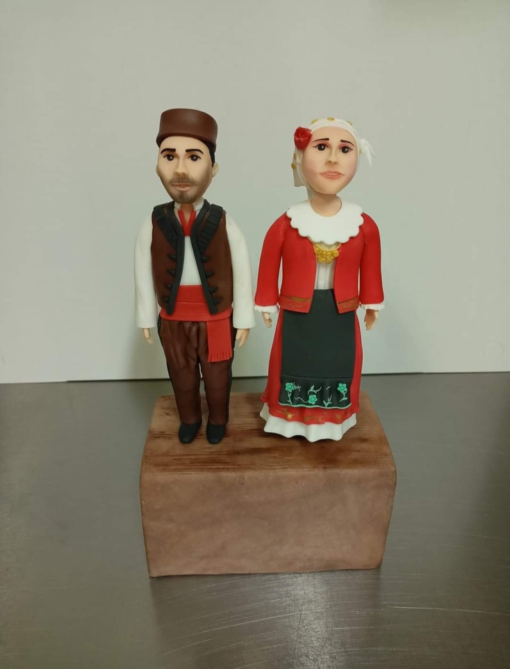 Ζαχαροπλάστης φτιάχνει κούκλες με παραδοσιακές φορεσιές με ζαχαρόπαστα