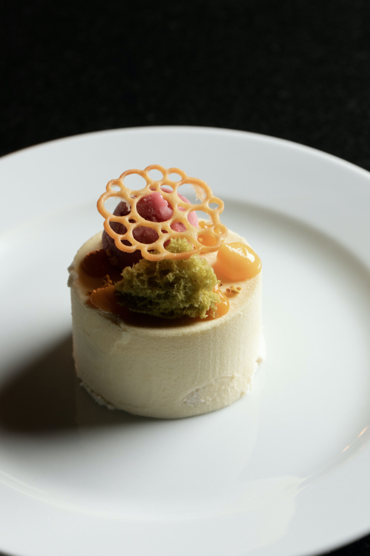 Ρεβανί μους λευκής σοκολάτας, βερίκοκο, γύρη κρέμα φρούτων του πάθους, παγωτό ροδάκινο