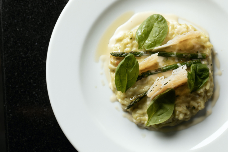 Ριζότο σπαραγγιών σπανάκι, τσιπς γραβιέρας λεμόνι, αρωματικά βότανα