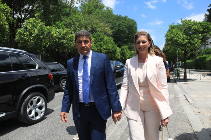 O υπουργός Αγροτικής Ανάπτυξης και Τροφίμων, Λευτέρης Αυγενάκης με τη σύζυγό του, προσέρχεται στην τελετή ορκωμοσίας της κυβέρνησης