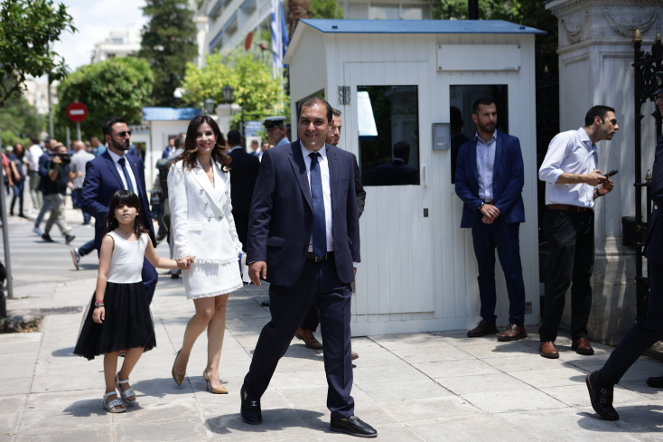 Ο υφυπουργός Προστασίας του Πολίτη, Κώστας Κατσαφάδος, με τη σύζυγό του Νόρα Μιχαλολιάκου και την κόρη τους