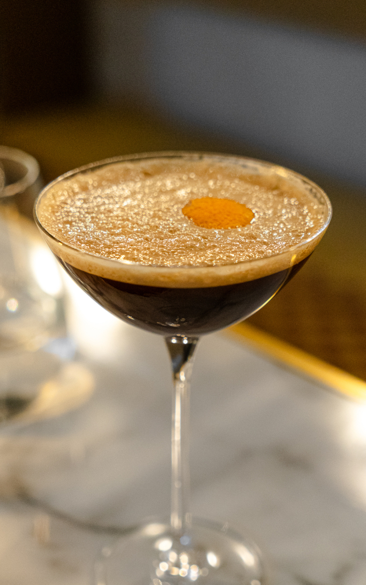 Όλυμπος Νάουσσα: Τα πιάτα, τα κοκτέιλ, η καλοκαιρινή κουζίνα του Δημήτρη Τασιούλα στο εμβληματικό εστιατόριο της Θεσσαλονίκης.