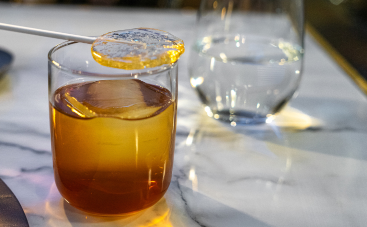 Όλυμπος Νάουσσα: Τα πιάτα, τα κοκτέιλ, η καλοκαιρινή κουζίνα του Δημήτρη Τασιούλα στο εμβληματικό εστιατόριο της Θεσσαλονίκης.