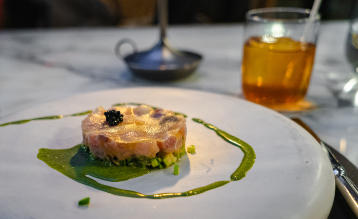 Όλυμπος Νάουσσα: Τα πιάτα, τα κοκτέιλ, η καλοκαιρινή κουζίνα του Δημήτρη Τασιούλα στο εμβληματικό εστιατόριο της Θεσσαλονίκης.