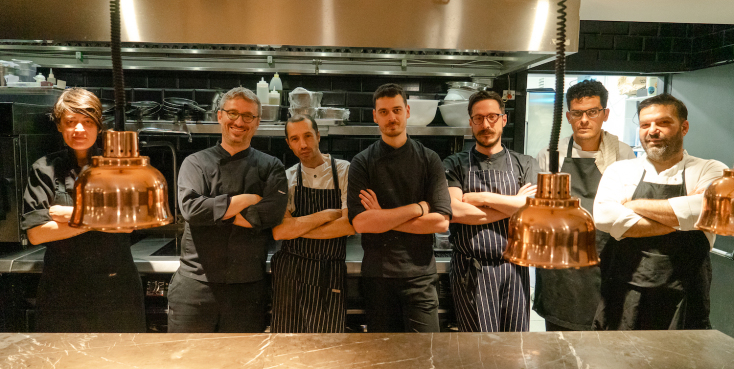 Όλυμπος Νάουσσα: Τα πιάτα, τα κοκτέιλ, η καλοκαιρινή κουζίνα του Δημήτρη Τασιούλα στο εμβληματικό εστιατόριο της Θεσσαλονίκης.