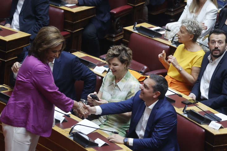 Η Ντόρα Μπακογιάννη χαιρετάει τον Αλέξη Τσίπρα