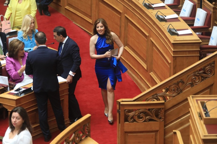 Άφιξη στην Ολομέλεια γυναίκας με μπλε φόρεμα και ασημένια παπούτσια