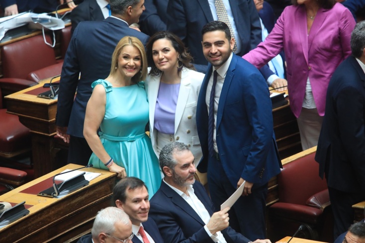 Χαμόγελα και πηγαδάκια πριν ξεκινήσει η τελετή 