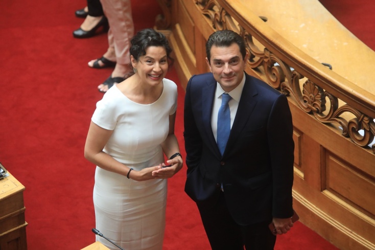 Χαμόγελα των βουλευτών στους φωτογράφους