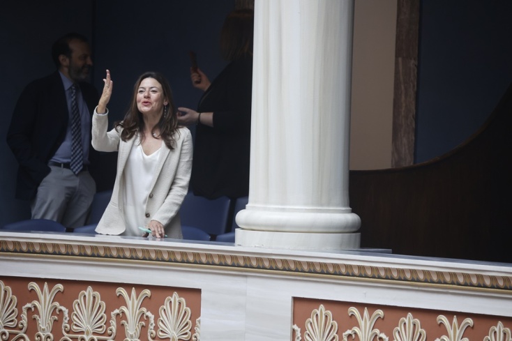 Φιλιά και χαμόγελα από τα θεωρεία της Ολομέλειας