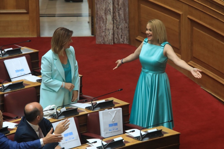 Βουλεύτριες συναντώνται στα έδρανα της Ολομέλειας κατά την ορκωμοσία της νέας σύνθεσης