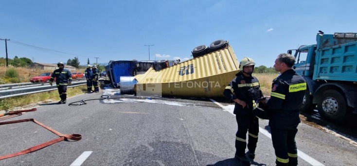 Βόλος: Tροχαίο ατύχημα με νταλίκα που κουβαλούσε λαμαρίνες