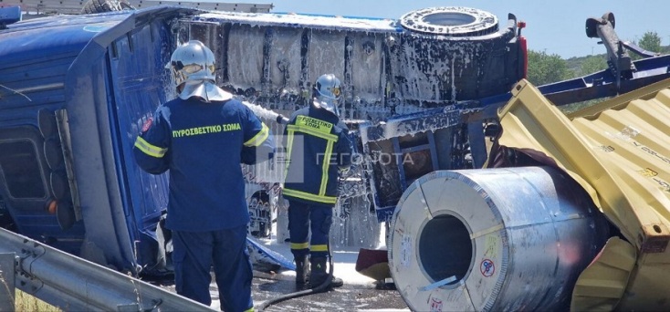 Βόλος: Tροχαίο ατύχημα με νταλίκα που κουβαλούσε λαμαρίνες