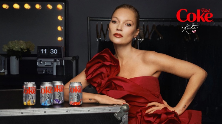 Κέιτ Μος: Ως creative director της Diet Coke, πρωταγωνιστεί στη νέα καμπάνια του brand.