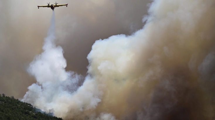 Φωτιά τώρα: Aναζωπύρωση ανάμεσα σε Μάνδρα-Μέγαρα