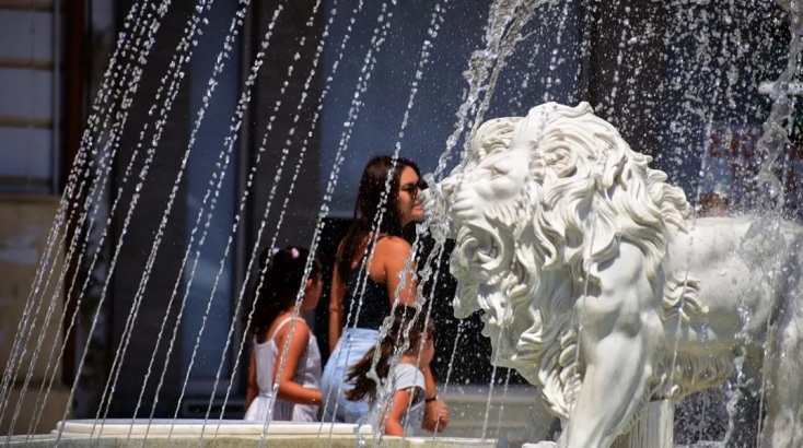 Πολίτες εν μέσω καύσωνα σε σιντριβάνι