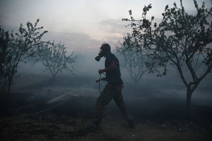 «Πόλεμος» με τις φλόγες σε πολλαπλά μέτωπα