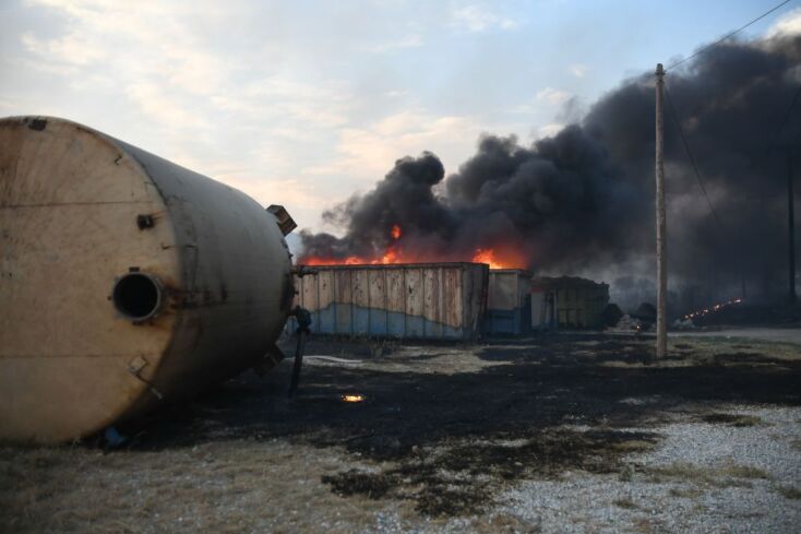 «Πόλεμος» με τις φλόγες σε πολλαπλά μέτωπα