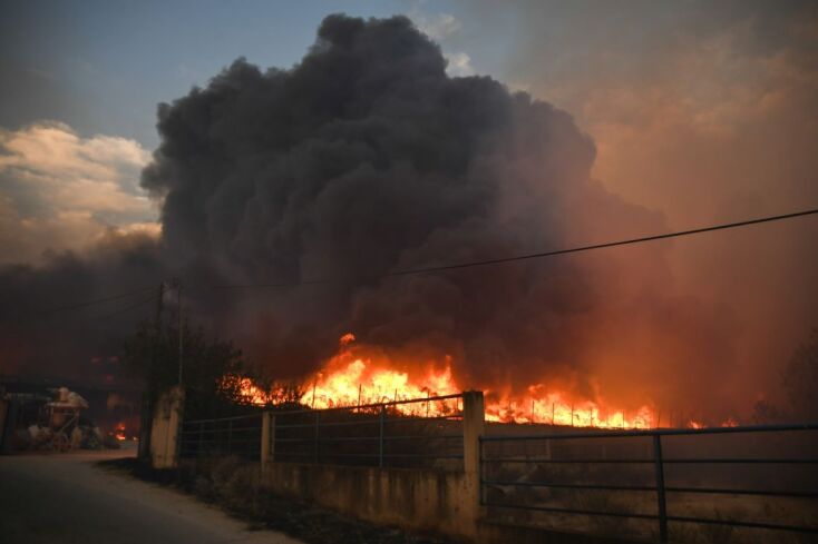 «Πόλεμος» με τις φλόγες σε πολλαπλά μέτωπα
