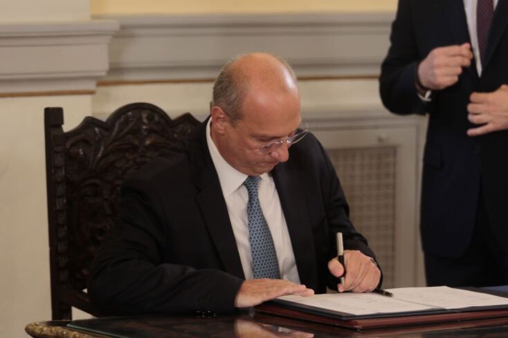 Η παραίτηση Μηταράκη εν μέσω πυρκαγιών και η «σκυτάλη» στον Γιάννη Οικονόμου