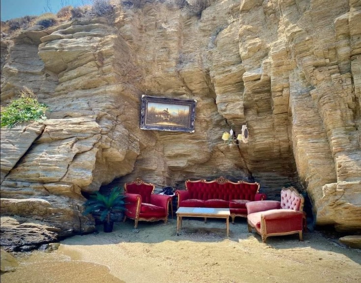 Ολόκληρο σαλόνι σε παραλία στην Άνδρο