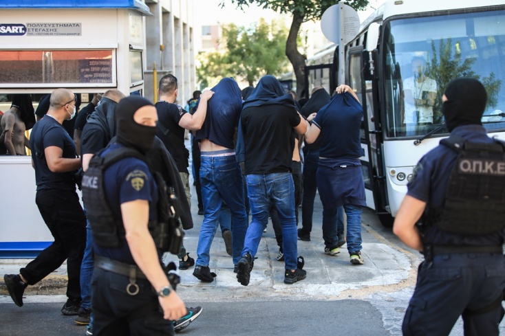 Με κρυμμένα τα πρόσωπά τους στον εισαγγελέα οι συλληφθέντες για τα επεισόδια και τη δολοφονία του 29χρονου Μιχάλη Κατσουρή και τα επεισόδια στη Νέα Φιλαδέλφεια