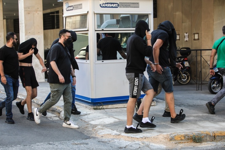 Με κρυμμένα τα πρόσωπά τους στον εισαγγελέα οι συλληφθέντες για τα επεισόδια και τη δολοφονία του 29χρονου Μιχάλη Κατσουρή και τα επεισόδια στη Νέα Φιλαδέλφεια