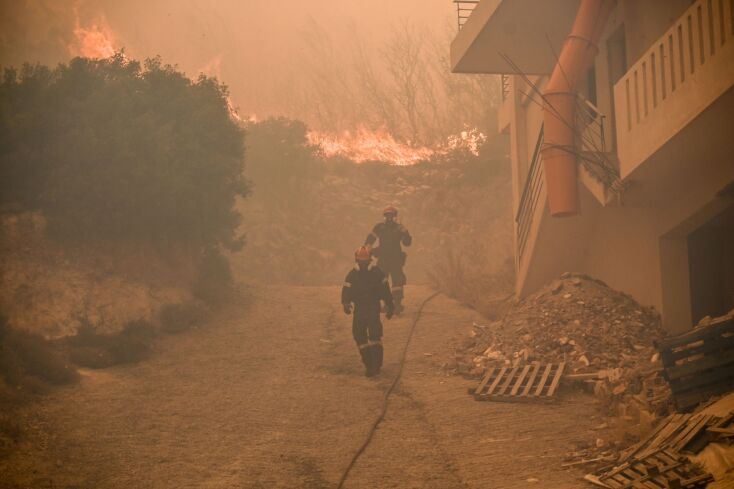 Δραματικές ώρες στη Φυλή, ανησυχία για την Πάρνηθα