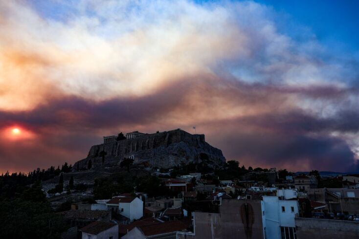 Η φωτογραφία της Ακρόπολης με τις φλόγες που προκαλεί δέος