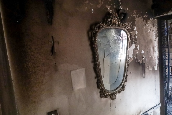 Σπασμένος καθρέφτης σε τοίχο με στάχτη σε σπίτι στην Αγία Παρασκευή