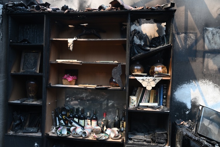 Καμένο έπιπλο σε σπίτι που υπέστη καταστροφές από τη φωτιά στην Πάρνηθα