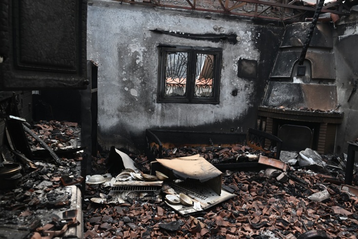 Καμένα έπιπλα σε σπίτι