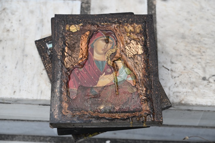 Εικόνα της Παναγίας με λιωμένα χρώματα μετά το πέρασμα της φωτιάς
