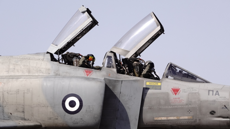 Το πλήρωμα των F-4 Phantom χαιρετάει τον κόσμο
