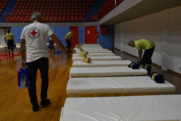 Φιλοξενία πλημμυροπαθών στο κλειστό γυμναστήριο Λάρισας