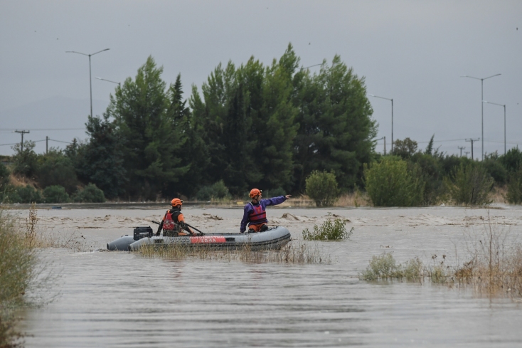 Επιχείρηση απεγκλωβισμού με λέμβο στη Λάρισα