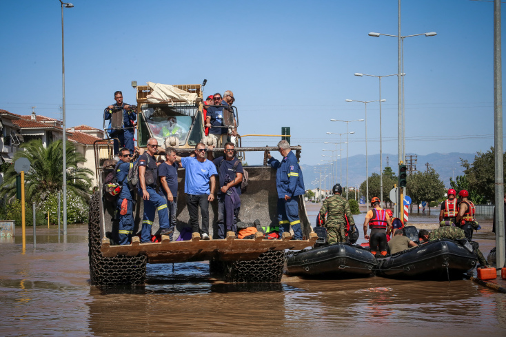 Στρατός και πυροσβέστες πραγματοποιούν διασώσεις