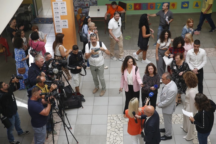 Δημοσιογράφοι παίρνουν δηλώσεις από τον υποψήφιο Περιφερειάρχη Αττικής, Γιώργο Ιωακειμίδη