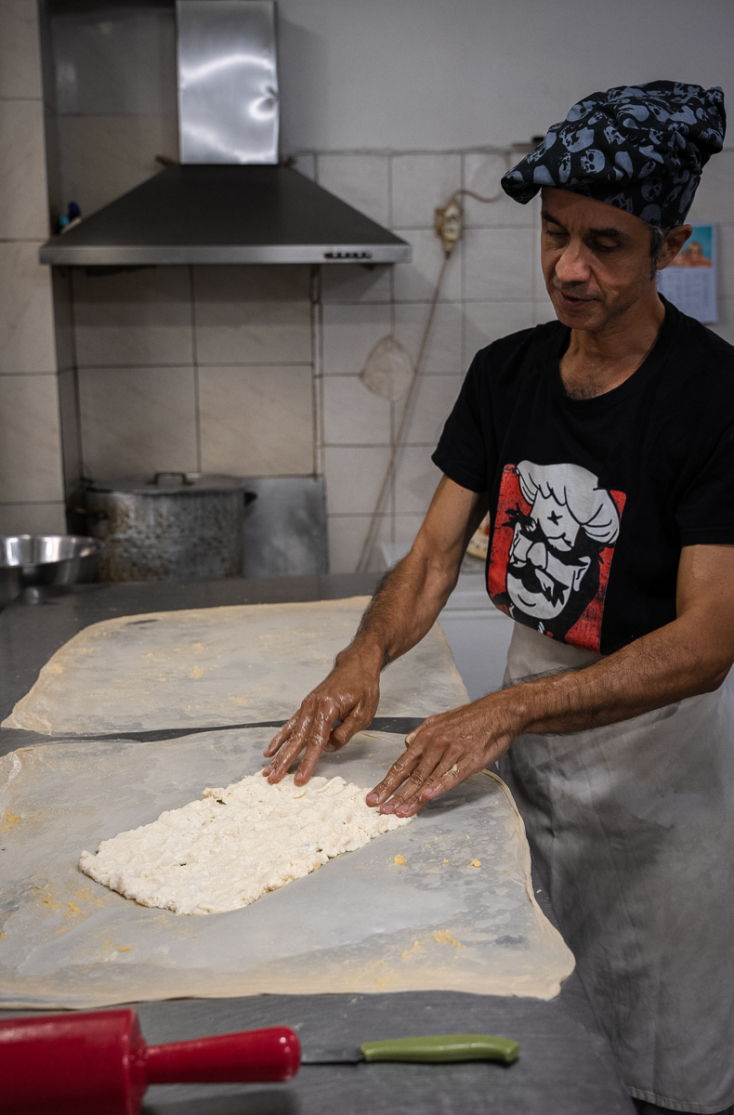 Ο Φίλιππος Μπαντής φτιάχνει τις πιο διάσημες μπουγάτσες στη Θεσσαλονίκη