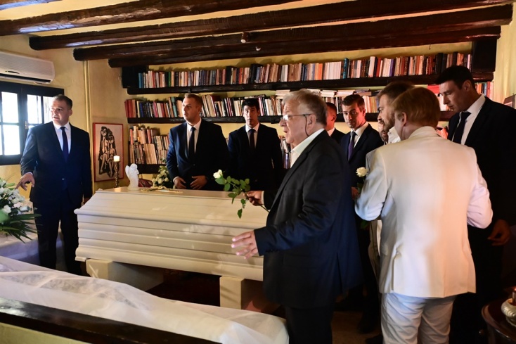 Ντυμένοι στα λευκά δίπλα στο λευκό φέρετρο της Μαίρης Χρονοπούλου