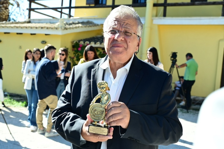 Ο πρόεδρος του Χαμόγελου του Παιδιού, Κώστας Γιαννόπουλος, στον αποχαιρετισμό της Μαίρης Χρονοπούλου 