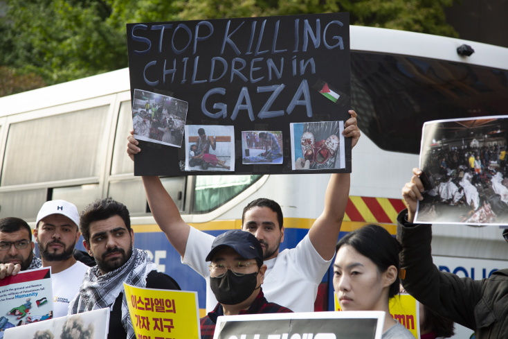 Ντόπιοι και μετανάστες στη Νότια Κορέα διαδήλωσαν έξω από την ισραηλινή πρεσβεία στη Σεούλ