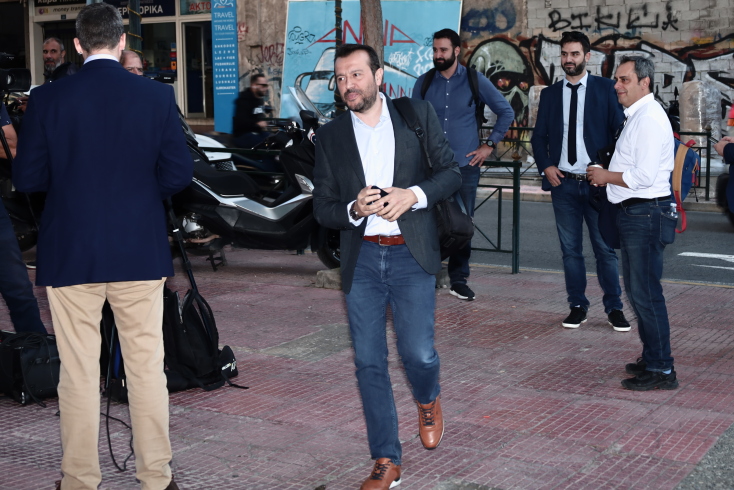 Ο Νίκος Παππάς έξω από τα γραφεία του ΣΥΡΙΖΑ