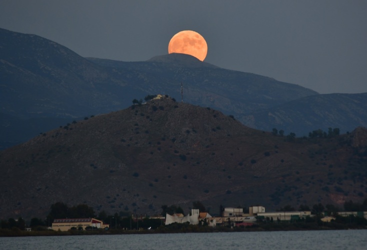 Το «φεγγάρι του κυνηγού» στον νυχτερινό ουρανό της 28ης Οκτωβρίου