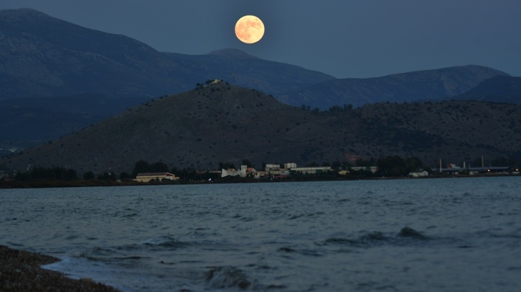 Το «φεγγάρι του κυνηγού» στον νυχτερινό ουρανό της 28ης Οκτωβρίου