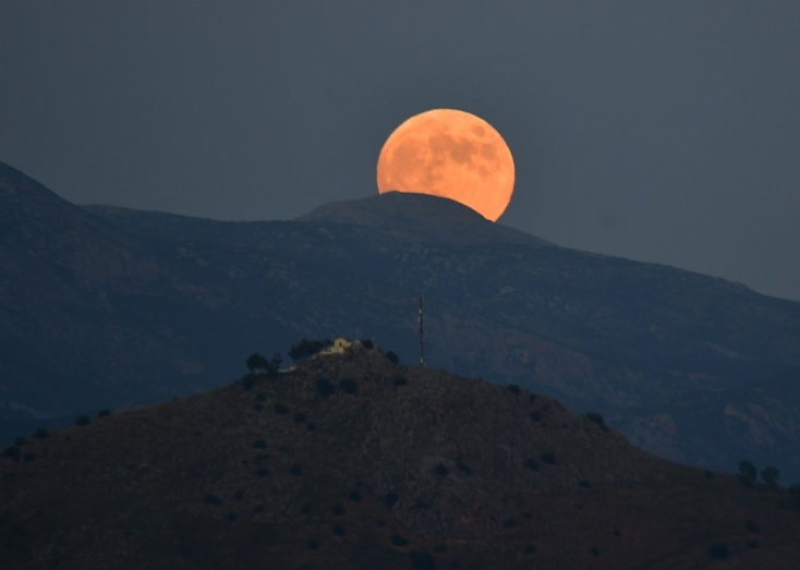 Το «φεγγάρι του κυνηγού» στον νυχτερινό ουρανό της 28ης Οκτωβρίου