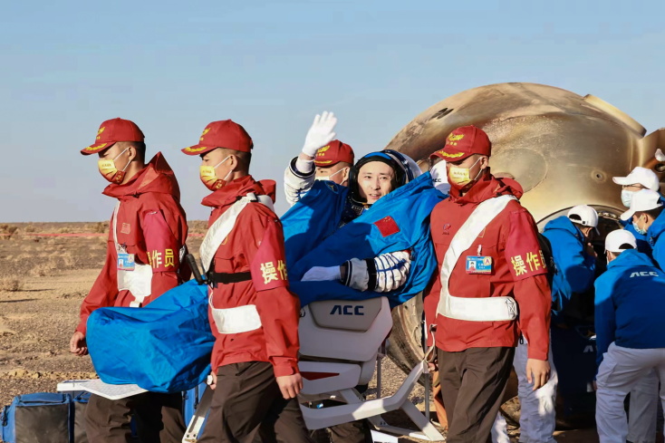 Τρεις αστροναύτες επέστρεψαν στη Γη μετά από 6 μήνες παραμονής στον διαστημικό σταθμό της Κίνας