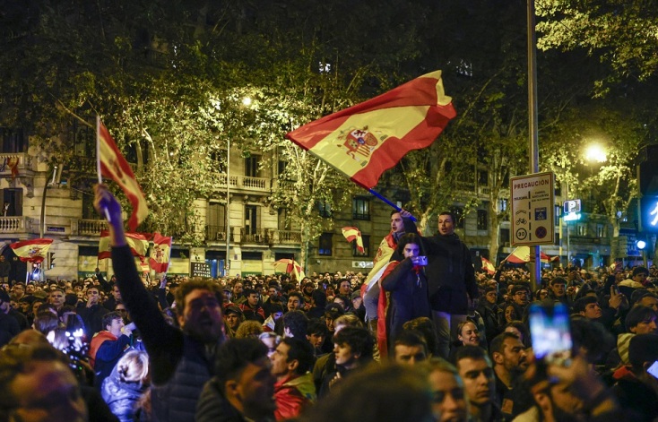 Ο Σάντσεθ έλαβε την υποστήριξη του Πουτζντεμόν για να παραμείνει στην εξουσία - Αντιδράσεις από τους συντηρητικούς για αμνηστία σε 1.400 ακτιβιστές