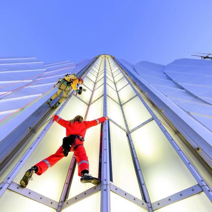 Ο Jared Leto έγινε το πρώτο άτομο που ανέβηκε νόμιμα στο Empire State Building για την προώθηση της νέας του περιοδείας με τους 30 Seconds to Mars