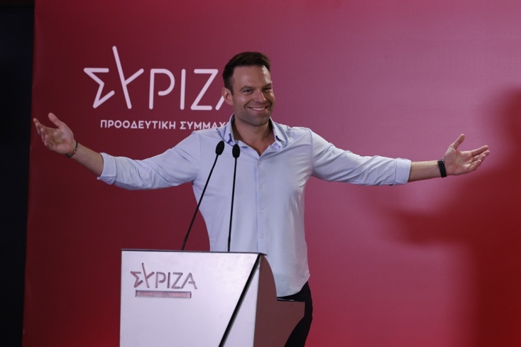 Χαμογελαστός ο Στέφανος Κασσελάκης προσέρχεται στο βήμα της Κεντρικής Επιτροπής